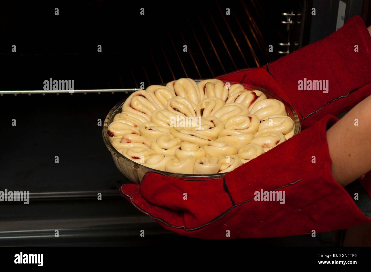 La tarte aux fruits est plantée dans le four. Un boulanger portant des  gants résistants à la chaleur met une tarte dans le four électrique.  Cuisson maison Photo Stock - Alamy