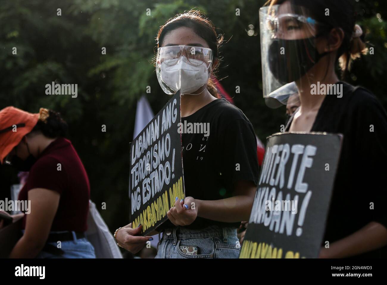 Manille, Philippines. 21 septembre 2021. Des militants philippins tiennent des panneaux lors d'une marche de protestation pour commémorer l'anniversaire de la loi martiale de 1972. Divers groupes ont marqué le 49e anniversaire de la déclaration de la loi martiale par feu le dictateur philippin Ferdinand Marcos avec un tollé contre le gouvernement actuel qui, selon eux, a des tendances autoritaires et des violations des droits de l'homme. Banque D'Images