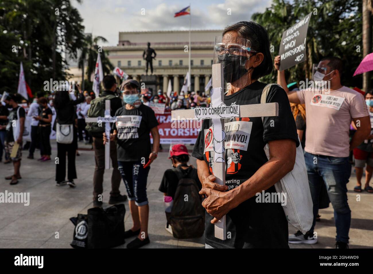 Manille, Philippines. 21 septembre 2021. Des militants philippins tiennent des panneaux lors d'une marche de protestation pour commémorer l'anniversaire de la loi martiale de 1972. Divers groupes ont marqué le 49e anniversaire de la déclaration de la loi martiale par feu le dictateur philippin Ferdinand Marcos avec un tollé contre le gouvernement actuel qui, selon eux, a des tendances autoritaires et des violations des droits de l'homme. Banque D'Images
