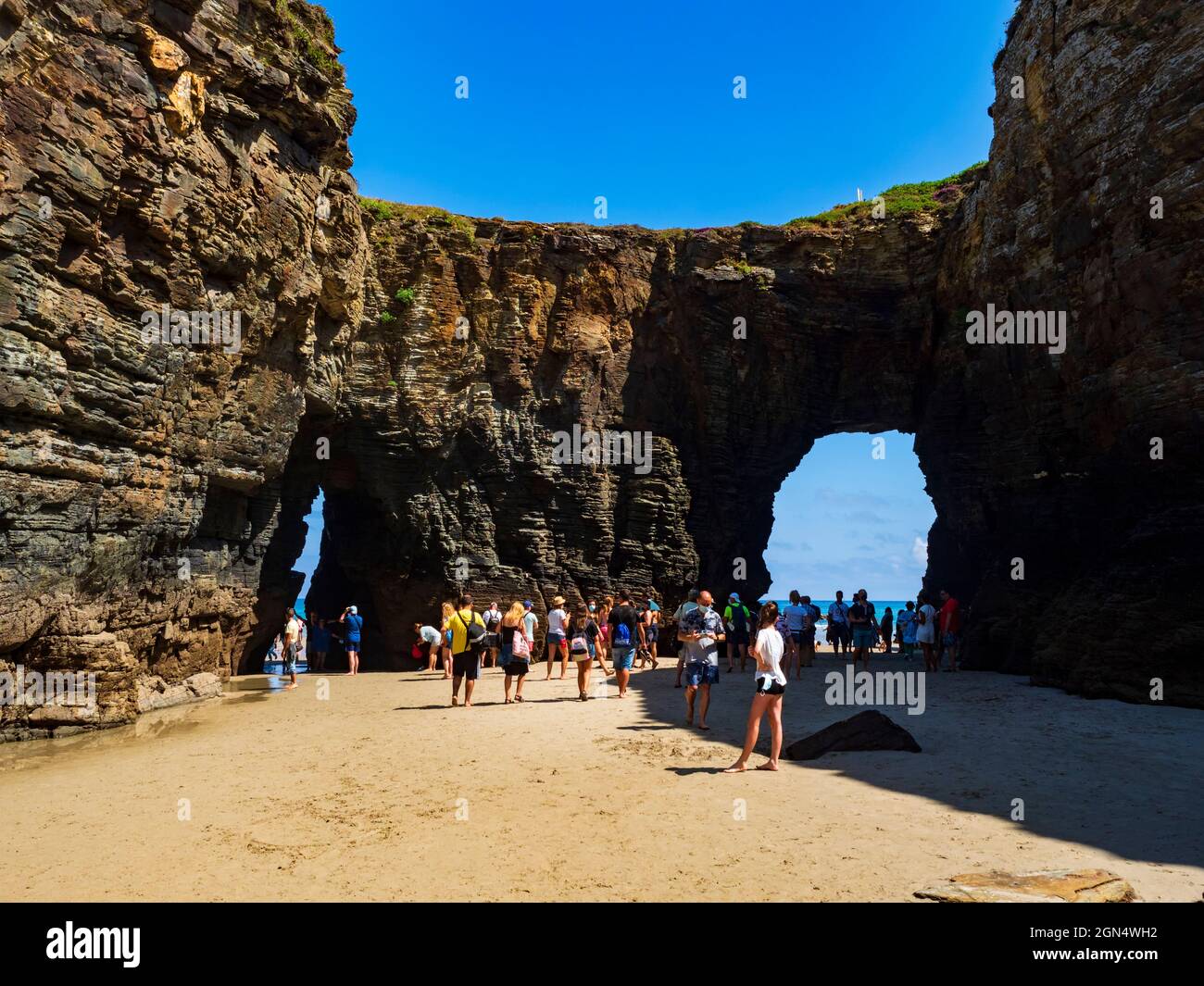 Ribadeo, Galice, Espagne. 07/26/2021. Des foules de touristes affluent à la plage de Las Catedrales en Galice pour visiter ses arches caractéristiques sur le claf Banque D'Images