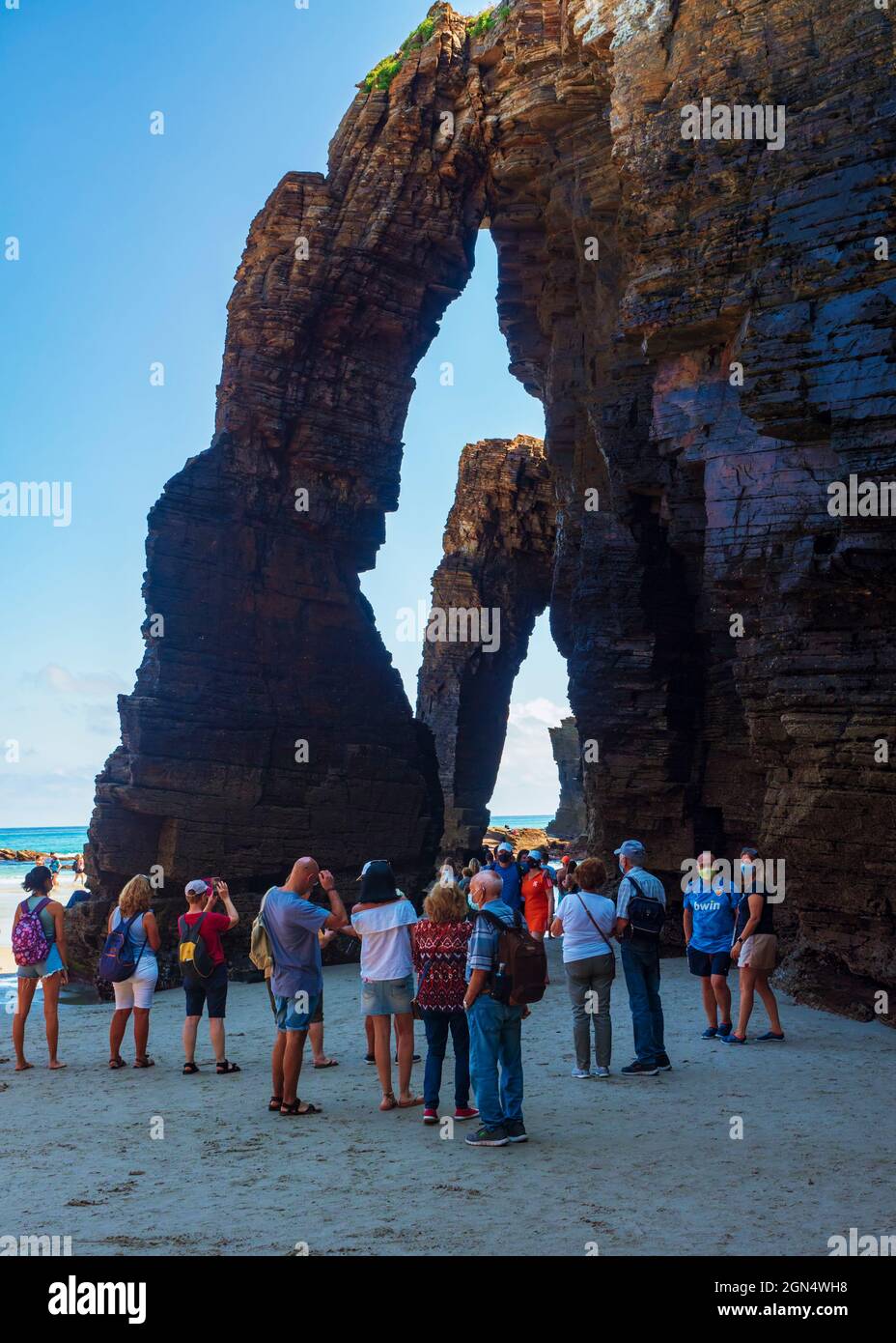 Ribadeo, Galice, Espagne. 07/26/2021. Des foules de touristes affluent à la plage de Las Catedrales en Galice pour visiter ses arches caractéristiques sur le claf Banque D'Images