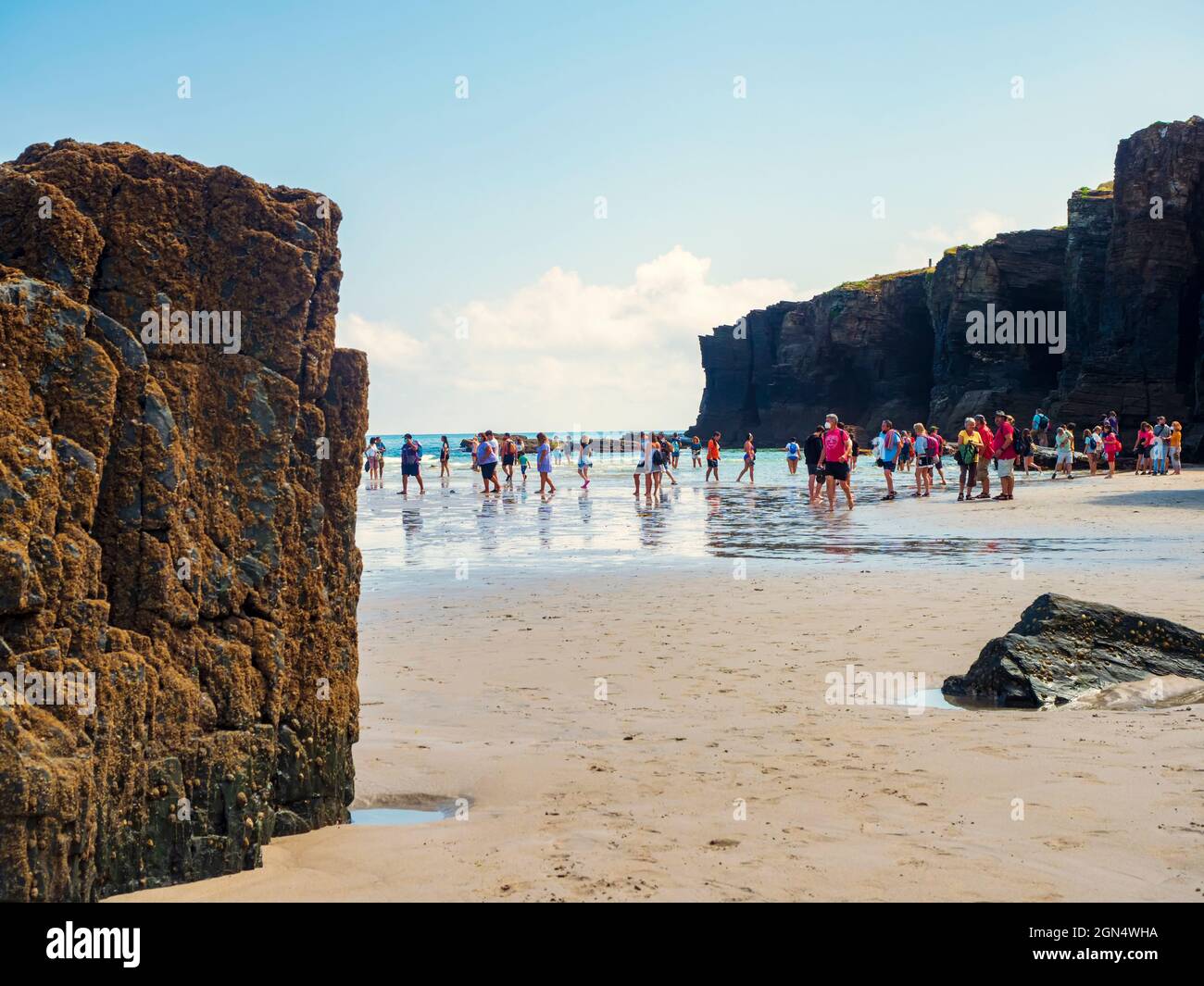 Ribadeo, Galice, Espagne. 07/26/2021. Des foules de touristes affluent à la plage de Las Catedrales en Galice pour visiter ses arches caractéristiques sur le claf Banque D'Images