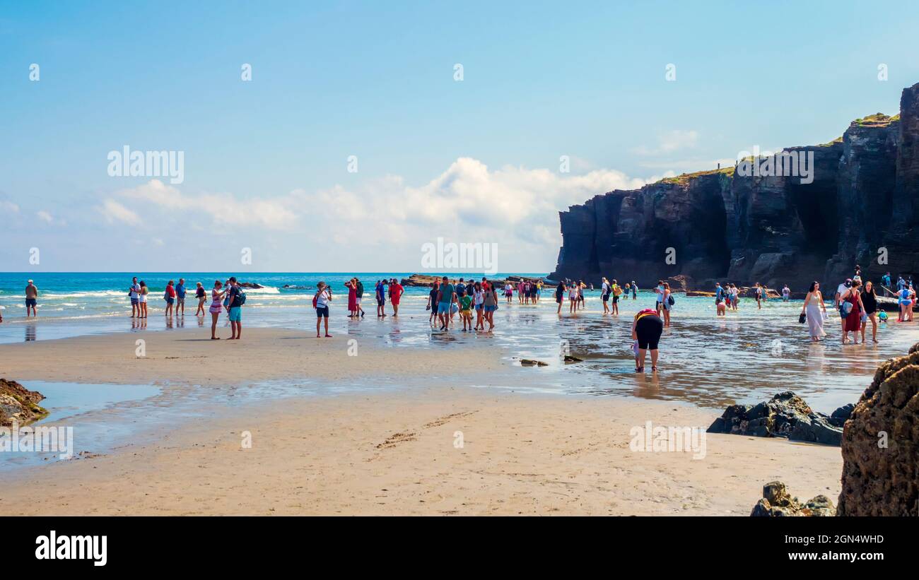 Ribadeo, Galice, Espagne. 07/26/2021. Des foules de touristes affluent à la plage de Las Catedrales en Galice pour visiter ses arches caractéristiques sur le claf Banque D'Images