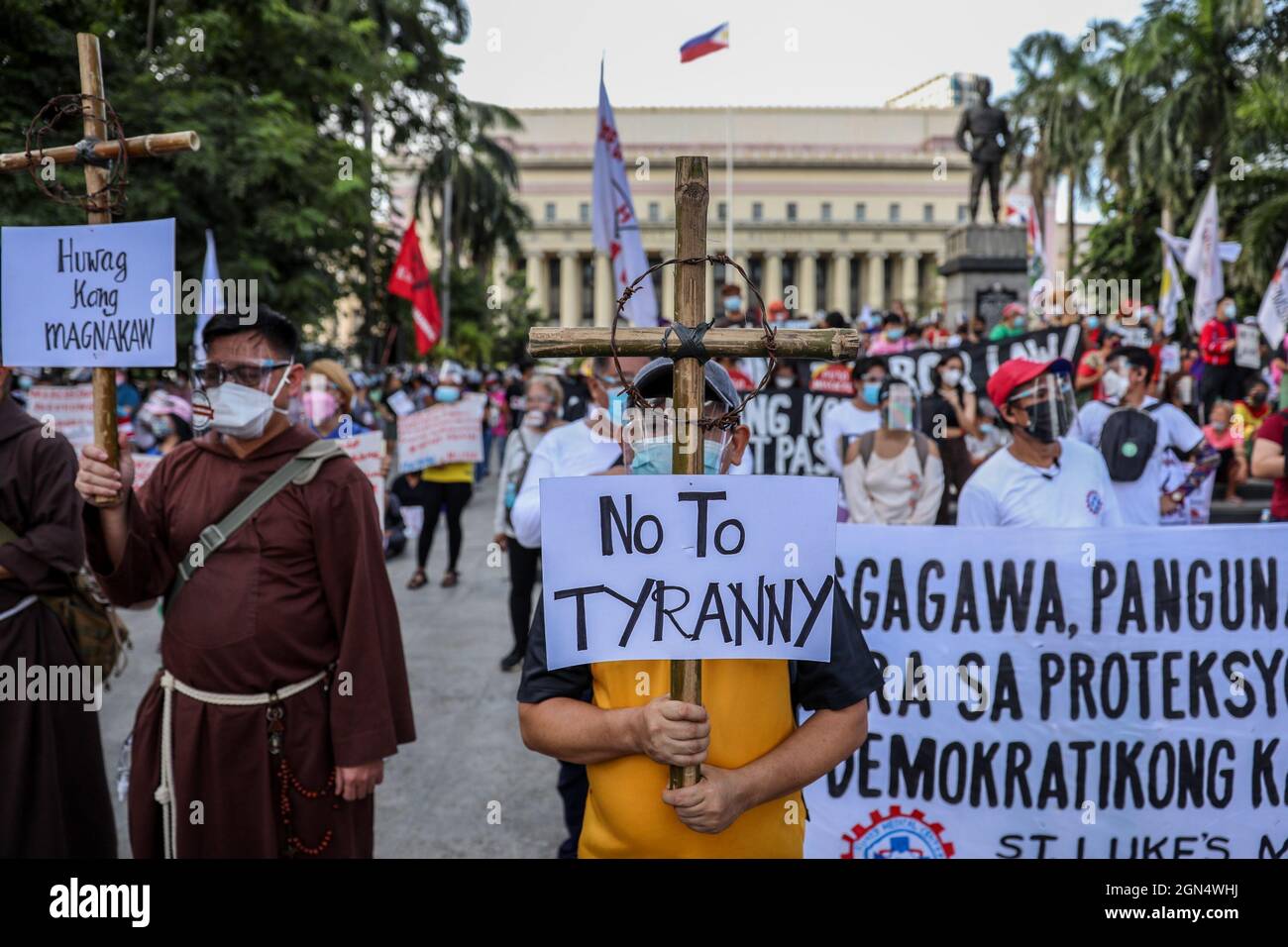 Manille, Philippines. 21 septembre 2021. Des militants philippins tiennent des panneaux lors d'une marche de protestation pour commémorer l'anniversaire de la loi martiale de 1972. Divers groupes ont marqué le 49e anniversaire de la déclaration de la loi martiale par feu le dictateur philippin Ferdinand Marcos avec un tollé contre le gouvernement actuel qui, selon eux, a des tendances autoritaires et des violations des droits de l'homme. Banque D'Images