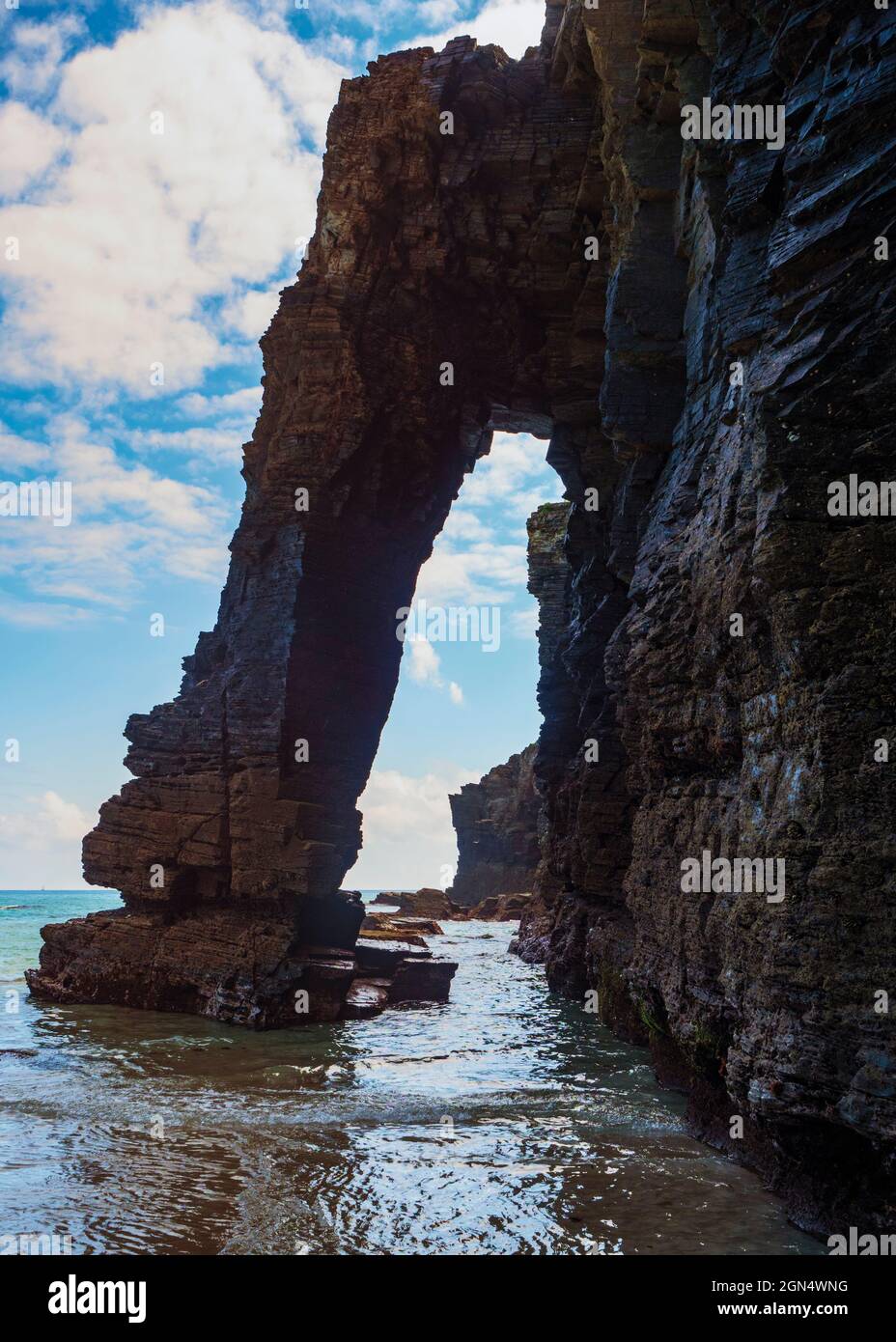 Célèbres arches en pierre sur la plage de Las Catedrales de Galice Banque D'Images