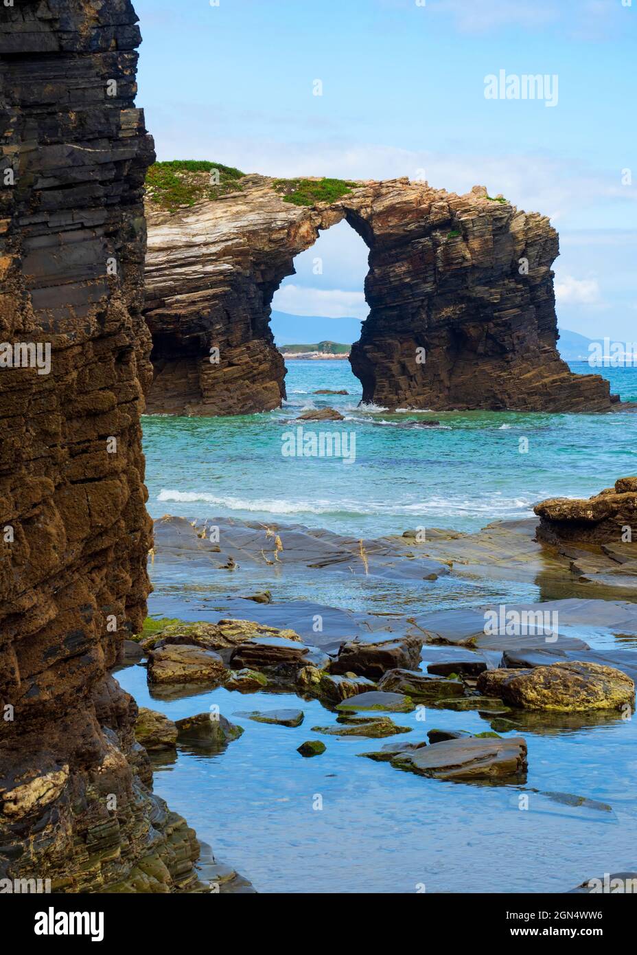 Célèbres arches en pierre sur la plage de Las Catedrales de Galice Banque D'Images