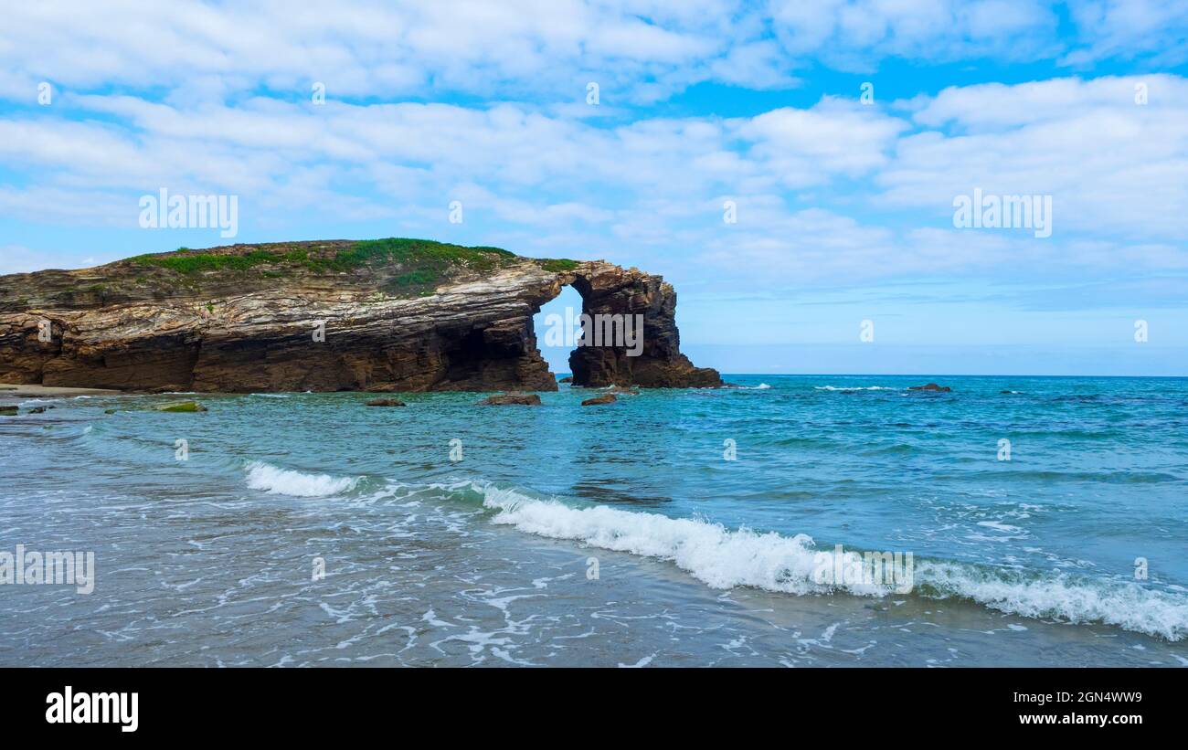 Célèbres arches en pierre sur la plage de Las Catedrales de Galice Banque D'Images