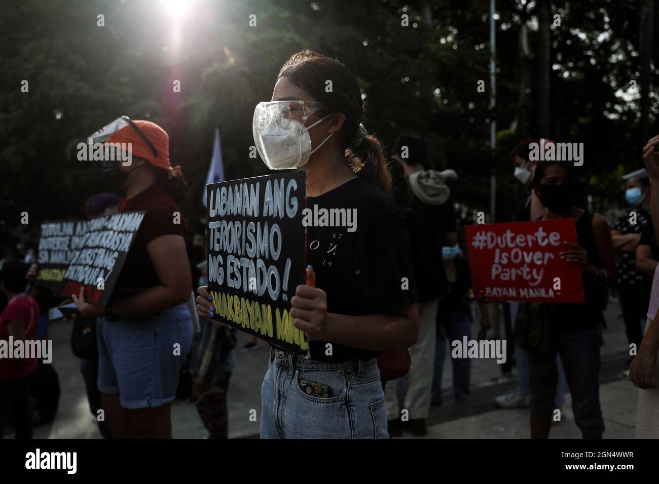 Manille, Philippines. 21 septembre 2021. Des militants philippins tiennent des panneaux lors d'une marche de protestation pour commémorer l'anniversaire de la loi martiale de 1972. Divers groupes ont marqué le 49e anniversaire de la déclaration de la loi martiale par feu le dictateur philippin Ferdinand Marcos avec un tollé contre le gouvernement actuel qui, selon eux, a des tendances autoritaires et des violations des droits de l'homme. Banque D'Images