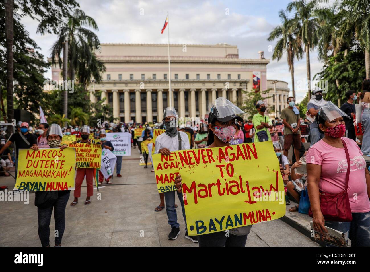 Manille, Philippines. 21 septembre 2021. Des militants philippins tiennent des panneaux lors d'une marche de protestation pour commémorer l'anniversaire de la loi martiale de 1972. Divers groupes ont marqué le 49e anniversaire de la déclaration de la loi martiale par feu le dictateur philippin Ferdinand Marcos avec un tollé contre le gouvernement actuel qui, selon eux, a des tendances autoritaires et des violations des droits de l'homme. Banque D'Images