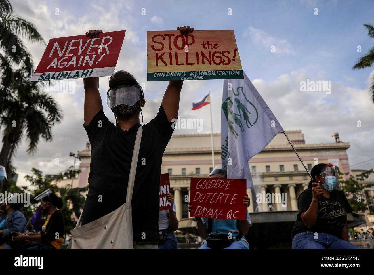 Manille, Philippines. 21 septembre 2021. Des militants philippins tiennent des panneaux lors d'une marche de protestation pour commémorer l'anniversaire de la loi martiale de 1972. Divers groupes ont marqué le 49e anniversaire de la déclaration de la loi martiale par feu le dictateur philippin Ferdinand Marcos avec un tollé contre le gouvernement actuel qui, selon eux, a des tendances autoritaires et des violations des droits de l'homme. Banque D'Images