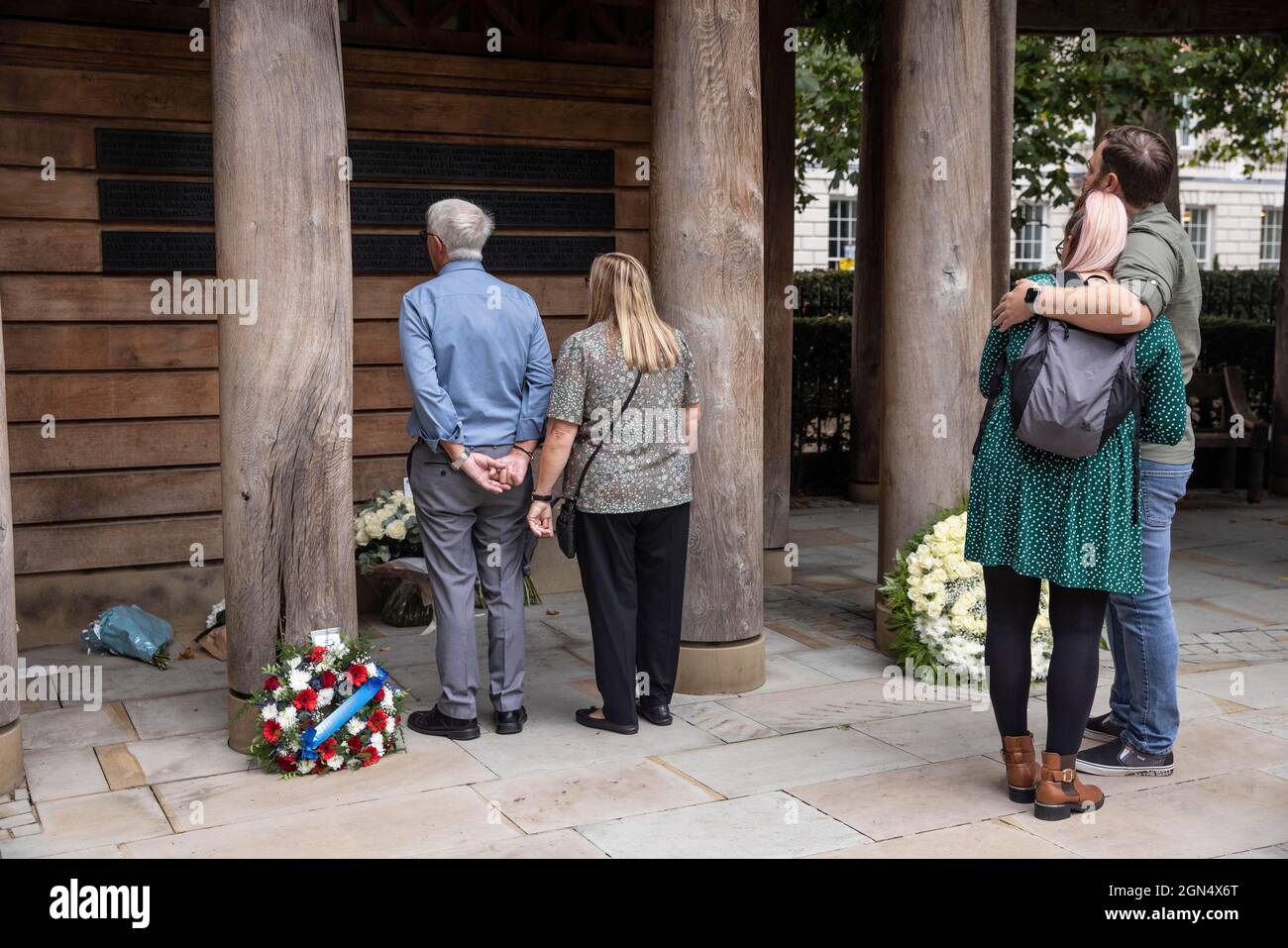 Les familles se font un hommage au Memorial Garden du 11 septembre sur la place Grosvenor à Londres, à l'occasion du 20e anniversaire des attentats terroristes de 9/11. Banque D'Images