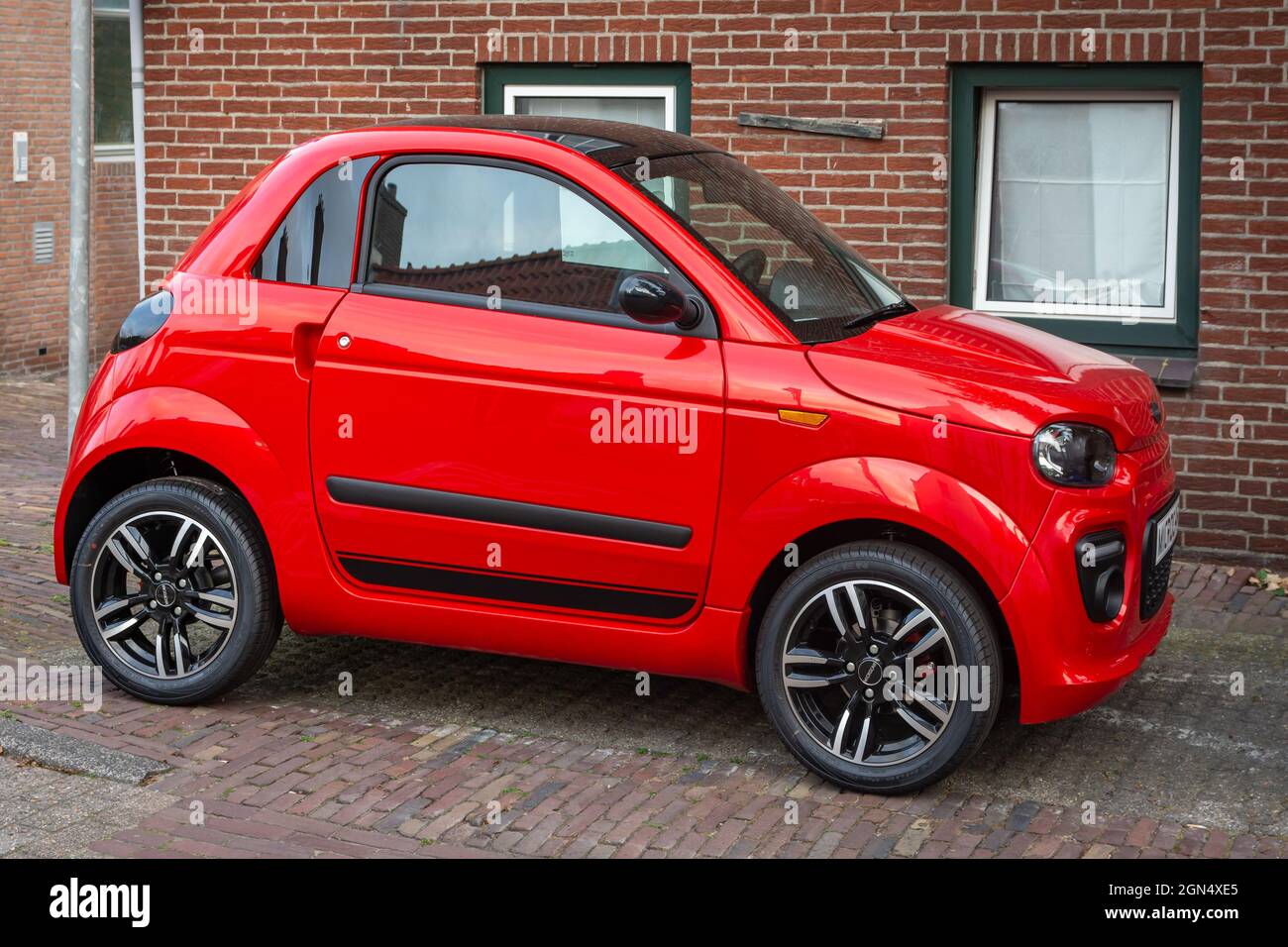 Zandvoort, Hollande-du-Nord, pays-Bas, 12.09.2021, Red Microcar à partir de 2021 garés dans la rue Banque D'Images