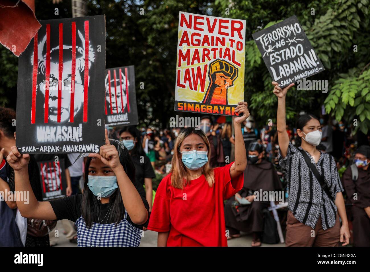 Manille, Philippines. 21 septembre 2021. Des militants philippins tiennent des panneaux lors d'une marche de protestation pour commémorer l'anniversaire de la loi martiale de 1972. Divers groupes ont marqué le 49e anniversaire de la déclaration de la loi martiale par feu le dictateur philippin Ferdinand Marcos avec un tollé contre le gouvernement actuel qui, selon eux, a des tendances autoritaires et des violations des droits de l'homme. Banque D'Images