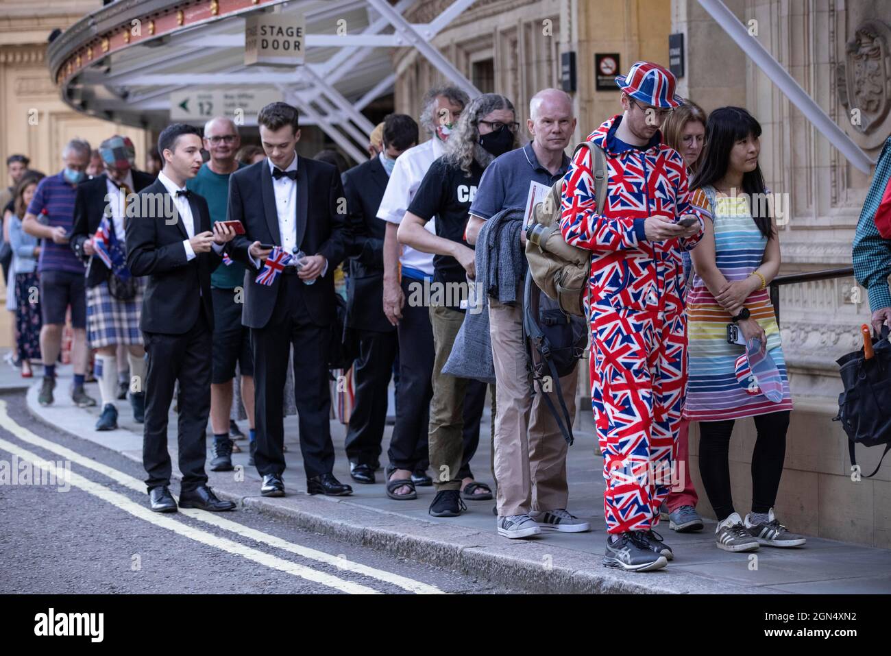 Dernière nuit du Prom 2021. Les photos montrent que les participants font la queue devant le Royal Albert Hall avant la soirée de concert britannique annuelle. Banque D'Images