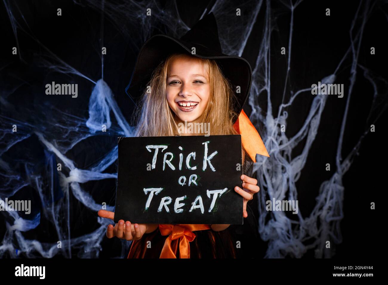 Petite fille dans Halloween costume astuce ou de traiter. Décoration d'Halloween Banque D'Images