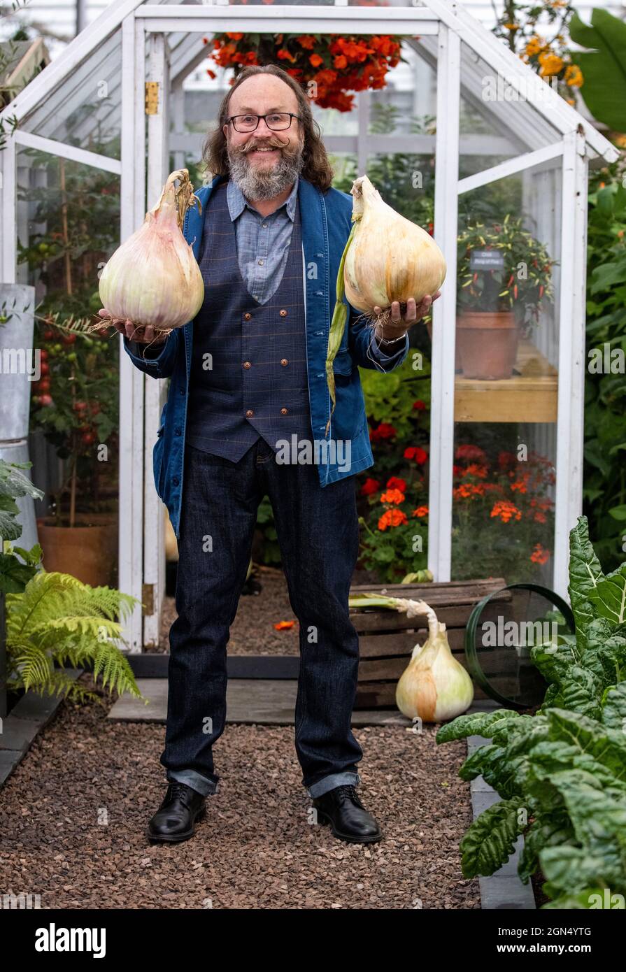 Dave Myers, présentateur de télévision et moitié des Hairy Bikers, au RHS Chelsea Flower Show.Il tient deux très gros oignons. Banque D'Images