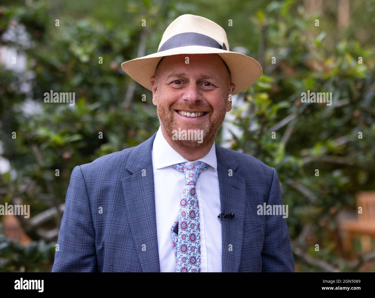 Joe Swift, présentateur et designer du jardin, au RHS Chelsea Flower Show 2021. Banque D'Images