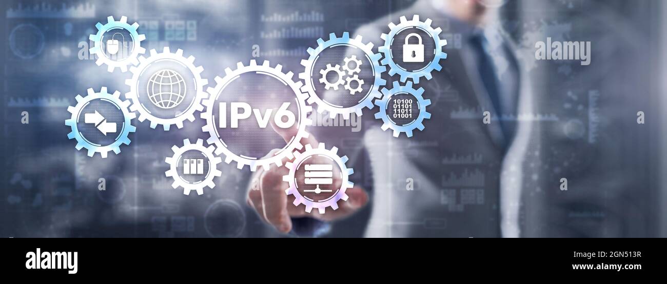 IPv6. Homme d'affaires en appuyant sur l'interface de l'écran tactile et en sélectionnant l'icône Protocole Internet. Banque D'Images