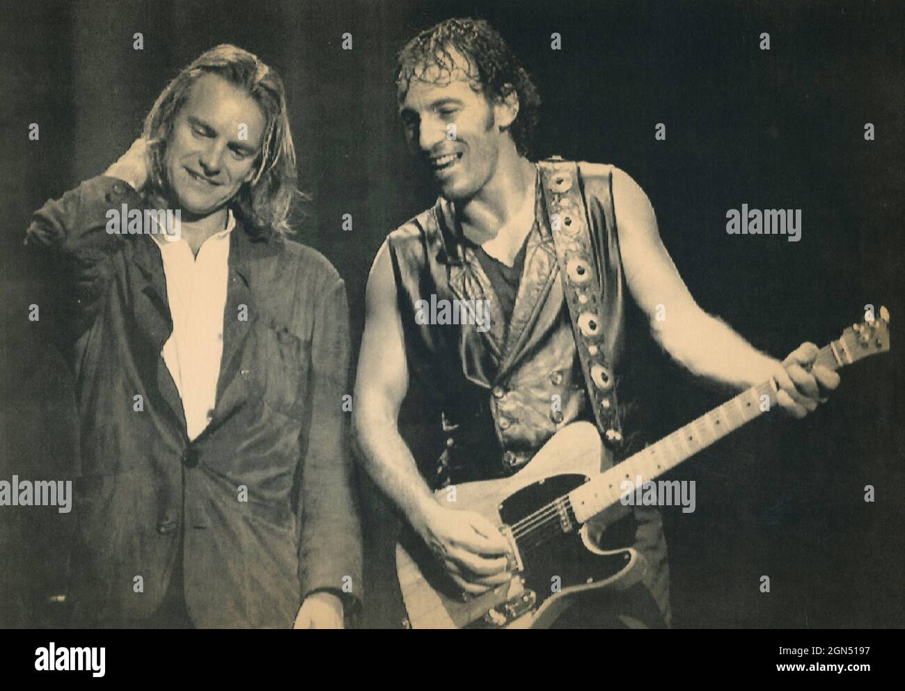 Le musicien anglais Sting et le musicien américain Bruce Springsteen à un concert, 1989 Banque D'Images