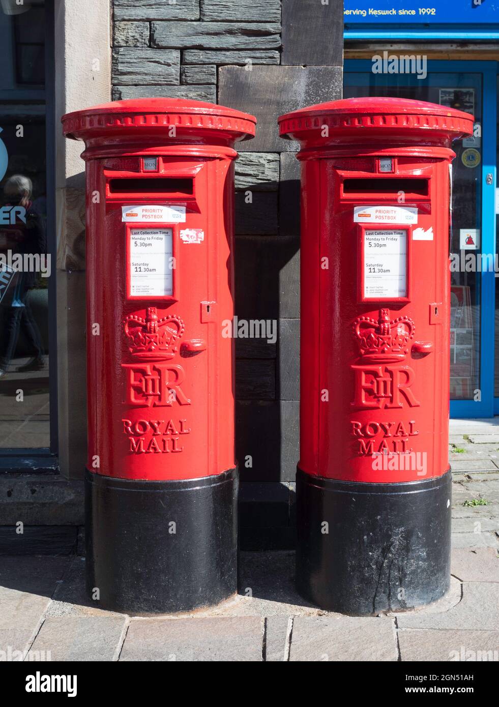 Deux boîtes postales Royal Mail côte à côte à Keswick, Cumbria, Angleterre, Royaume-Uni Banque D'Images