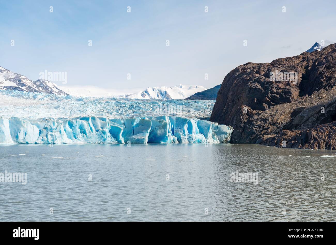 Glacier gris au printemps par le lac Grey, parc national Torres del Paine, Patagonie, Chili. Banque D'Images