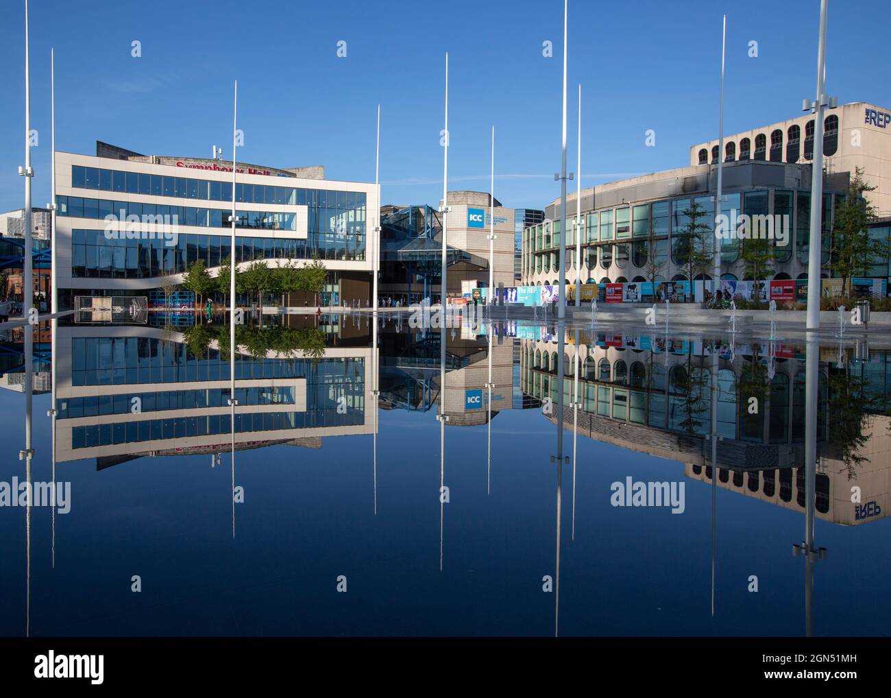 La nouvelle façade du Symphony Hall de la place du Centenaire, Birmingham, Royaume-Uni, se reflète dans un plan d'eau. Banque D'Images