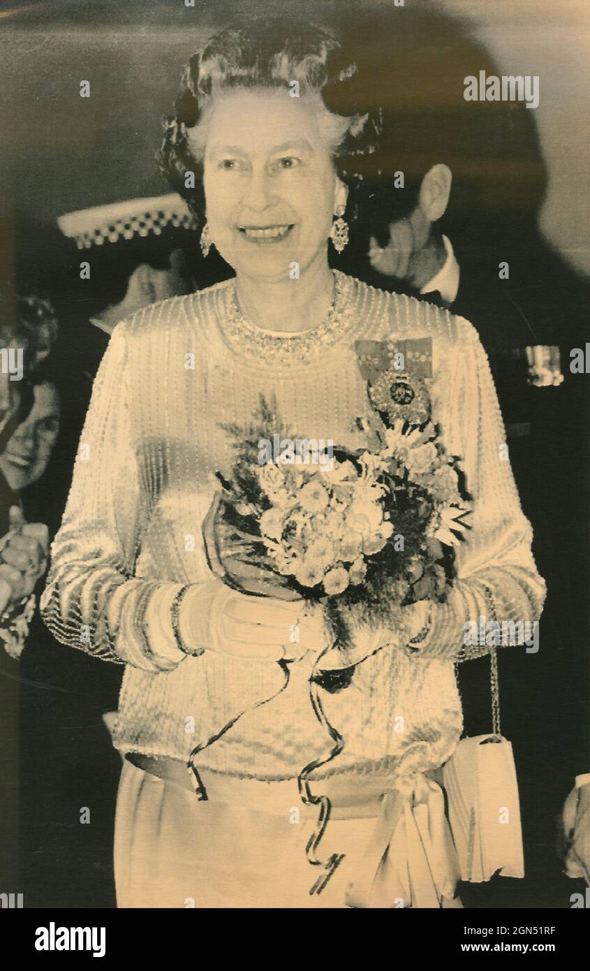La reine britannique Elizabeth II avec un bouquet de fleurs, Royaume-Uni 1989 Banque D'Images