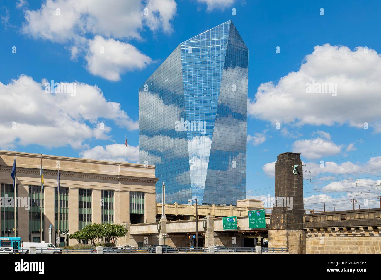 Le Centre de l'ACEI, conçu par Cesar Pelli, est adjacent à la station historique de la 30e rue de Philadelphie. Les murs-rideaux en verre argenté sont des miroirs de jour, à DEL Banque D'Images