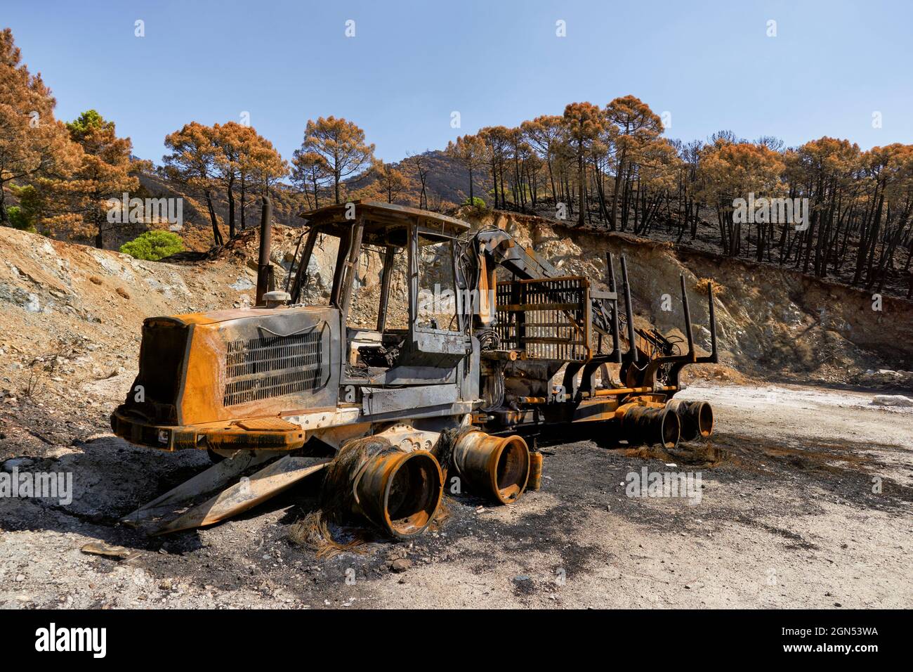 Des machines lourdes brûlées par le feu dans le feu de Jubrique près de la Sierra Bermaja dans la vallée de Genal, Malaga. Andalousie, Espagne. Septembre 2021 Banque D'Images