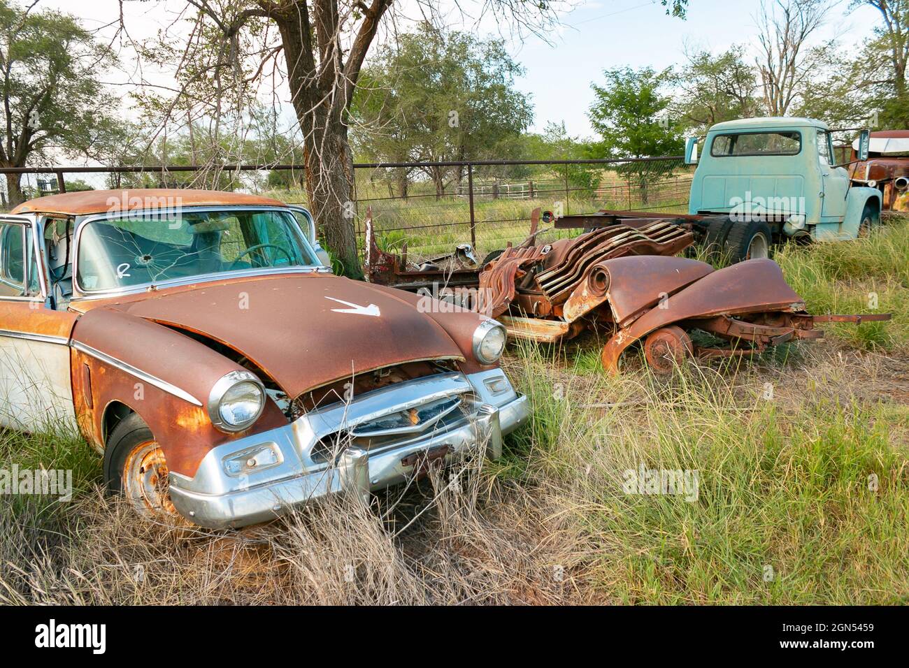 Voitures américaines anciennes épatées dans un jardin de junkyard près d'Amarillo sur la route 66 USA Banque D'Images