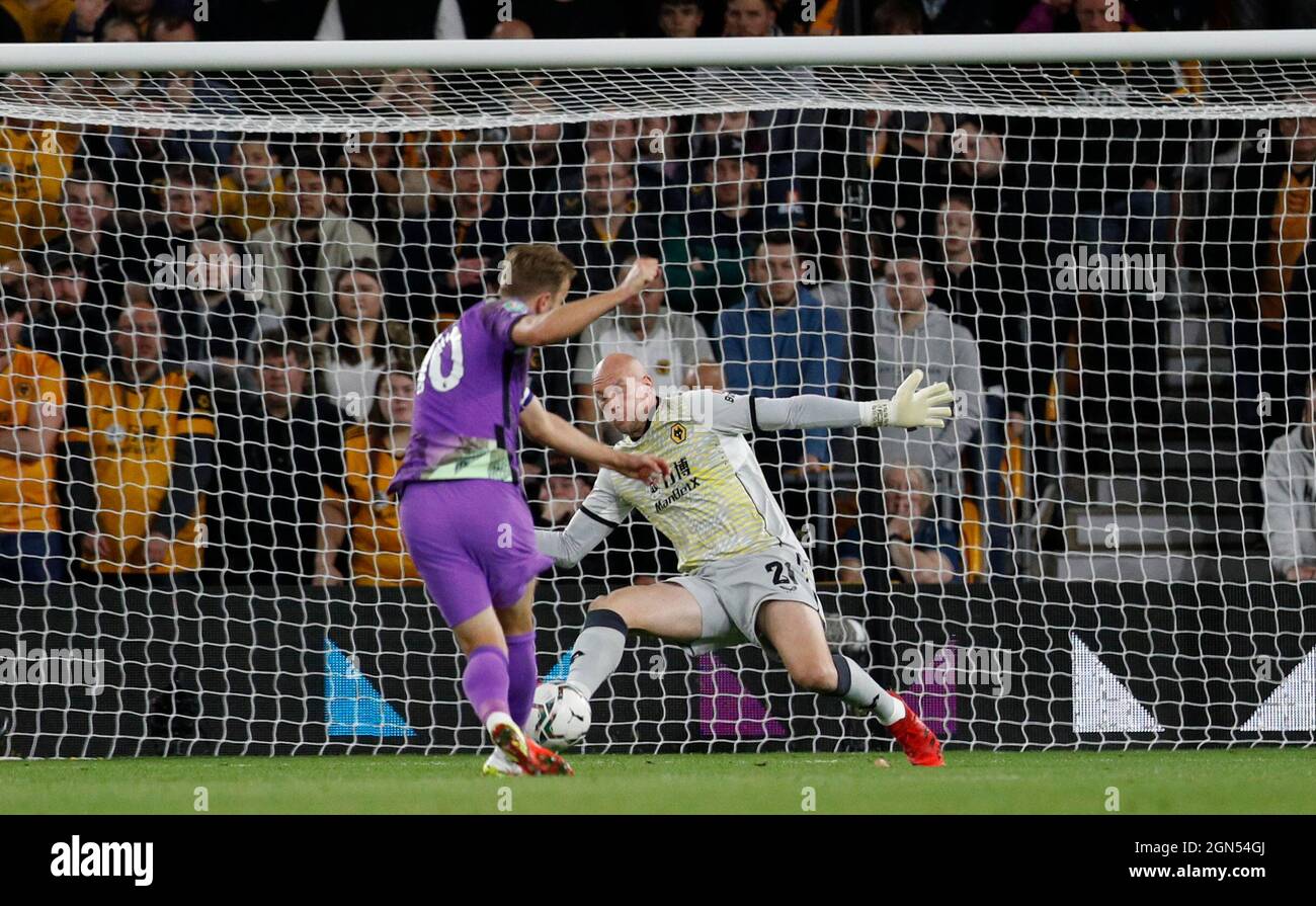 Wolverhampton, Angleterre, 22 septembre 2021. Harry Kane, de Tottenham, marque son deuxième but après John Ruddy, de Wolves, lors du match de la coupe Carabao à Molineux, Wolverhampton. Crédit photo à lire: Darren Staples / Sportimage crédit: Sportimage / Alay Live News Banque D'Images