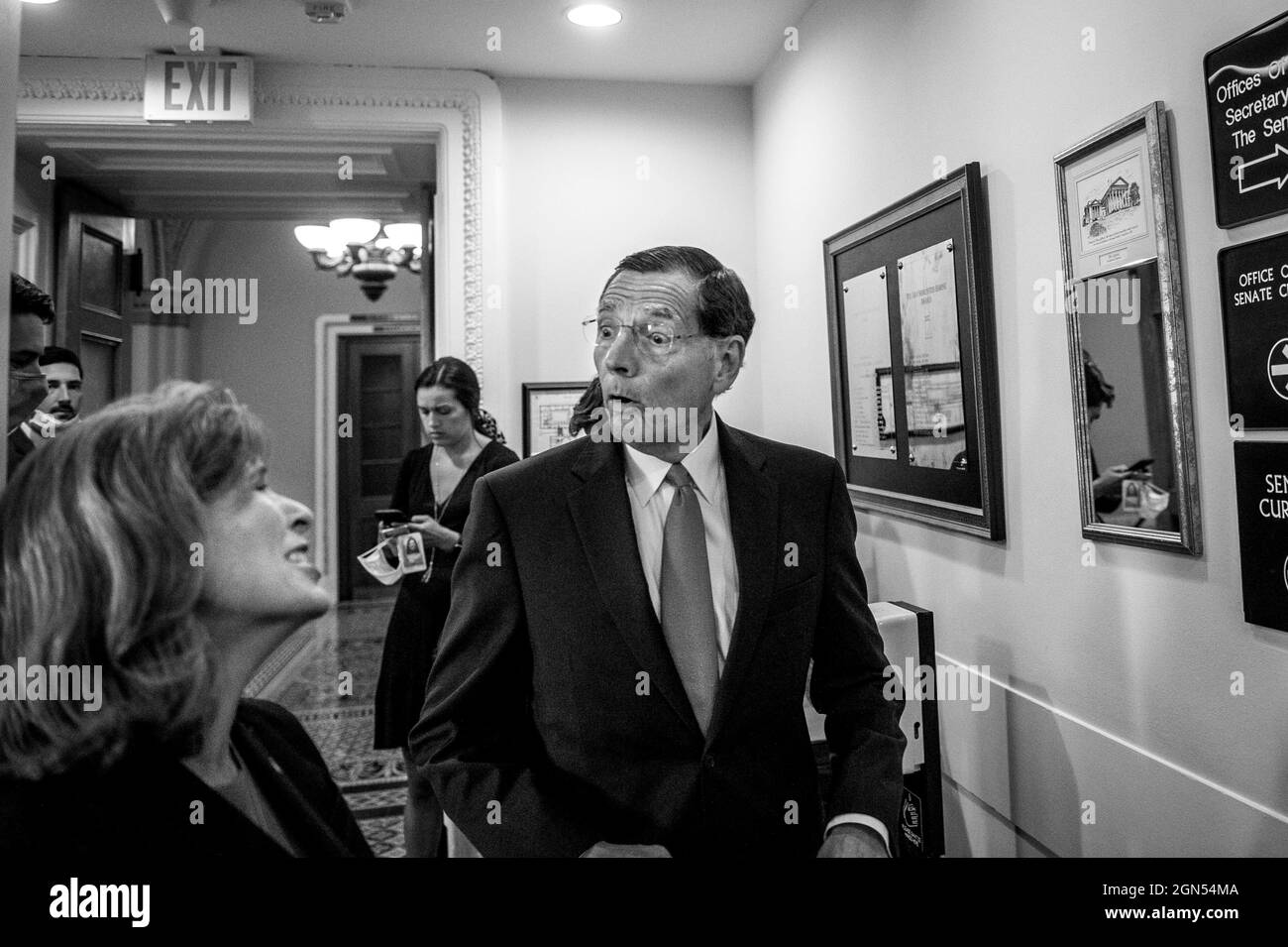 Washington, Vereinigte Staaten. 22 septembre 2021. Le sénateur américain Joni Ernst (républicain de l'Iowa), à gauche, et le sénateur américain John Barrasso (républicain du Wyoming), à droite, parlent avant une conférence de presse sur le plafond de la dette au Capitole des États-Unis à Washington, DC, le mercredi 22 septembre 2021. Credit: Rod Lamkey/CNP/dpa/Alay Live News Banque D'Images