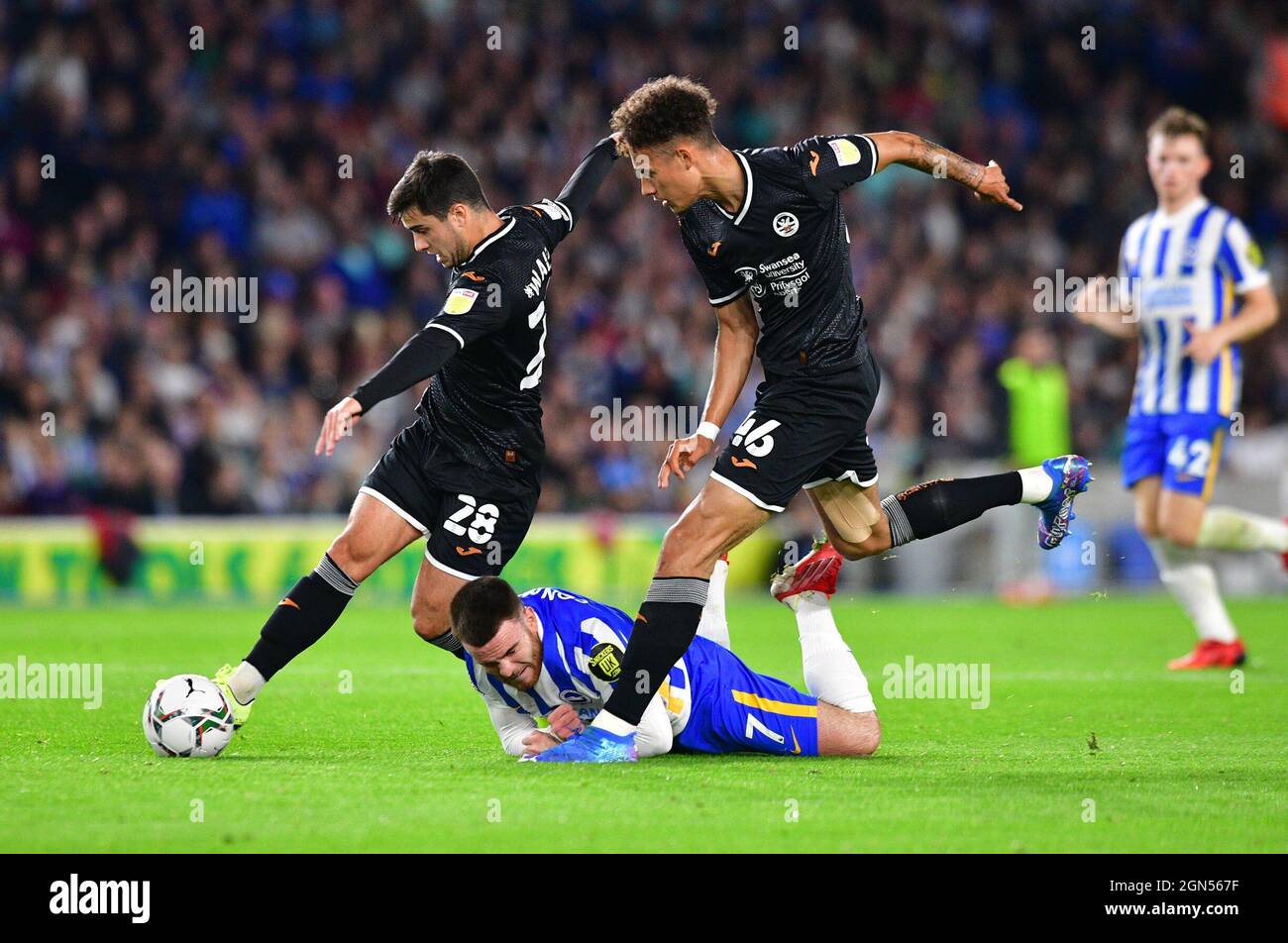 Brighton, Royaume-Uni. 22 septembre 2021. Rhys Williams, de Swansea City, ramène Aaron Connolly, de Brighton, et Hove Albion lors du troisième tour de la coupe Carabao, entre Brighton et Hove Albion et Swansea City, à l'Amex, le 22 septembre 2021 à Brighton, en Angleterre. (Photo de Jeff Mood/phcimages.com) Credit: PHC Images/Alamy Live News Banque D'Images