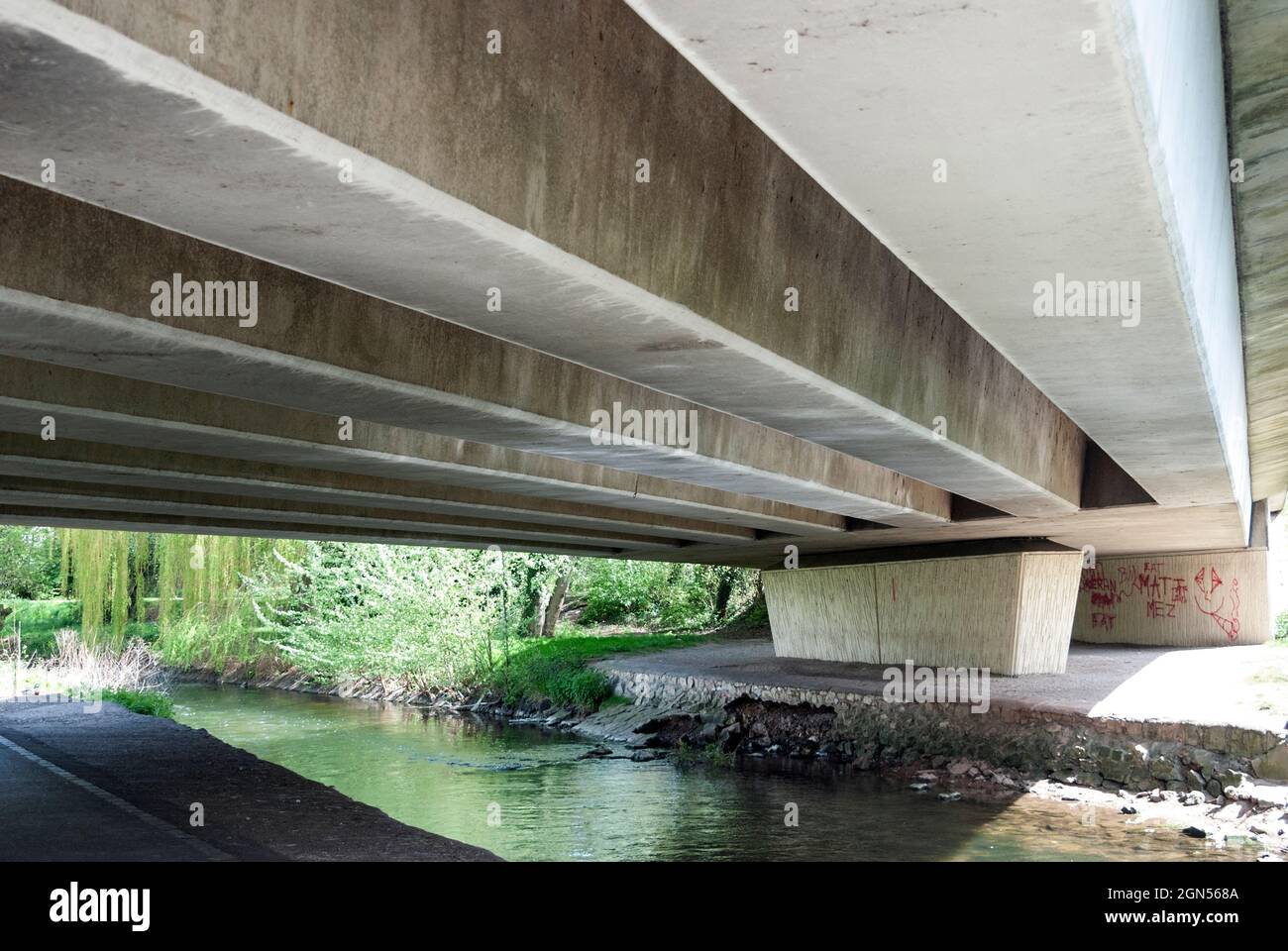 Pont, pont sous structure, croisement, survol, route au-dessus, Béton, Graffiti Banque D'Images