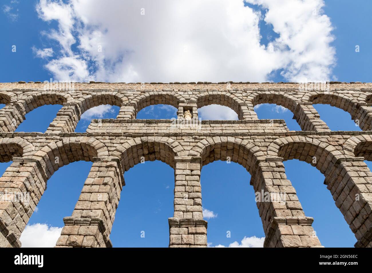 Ségovie, Espagne. Sculpture de la Vierge Marie dans l'Acueducto de Segovia, un aqueduc romain ou pont d'eau construit au 1er siècle après J.-C. Banque D'Images