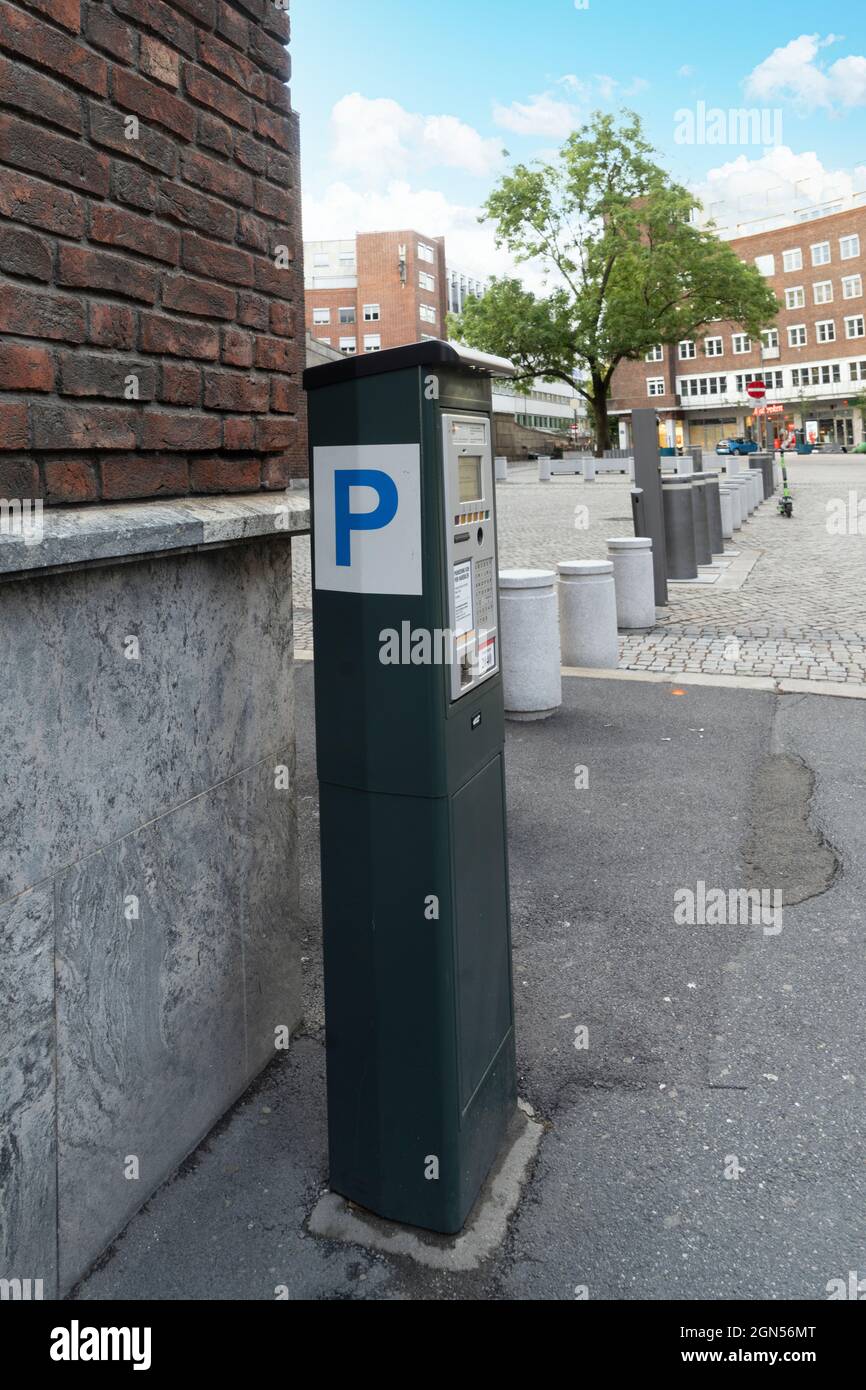 Oslo, Norvège. Septembre 2021. La machine à payer pour le stationnement dans un trottoir d'une rue dans le centre-ville Banque D'Images