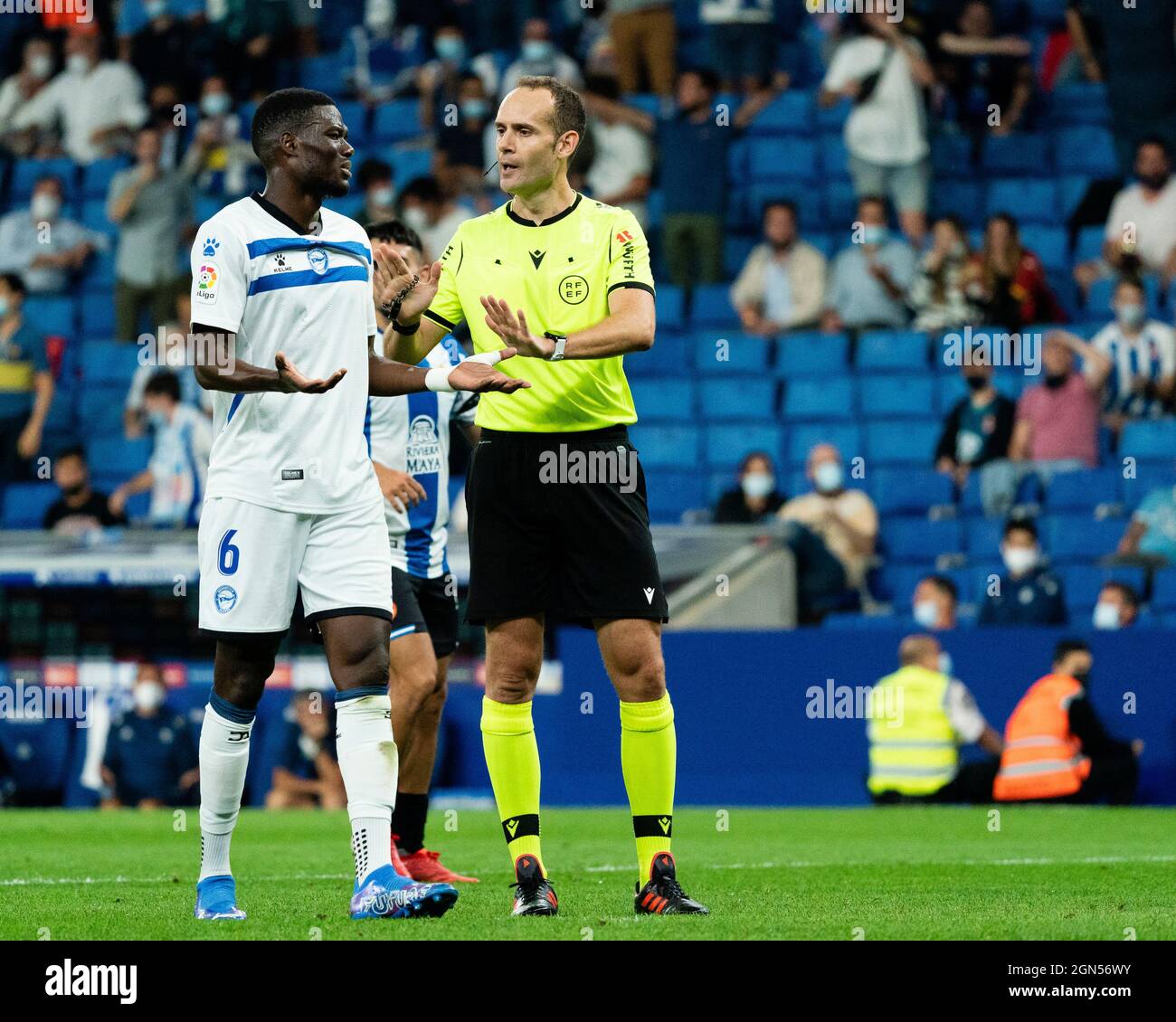 Cornellà, Espagne, le 22 septembre 2021. ESPAGNE, FOOTBALL, LA LIGA SANTANDER, RCDE VS DEPORTIVO ALAVÉS. Deportivo Alavés (6) Loum parle avec son arbitre lors du match de la Liga Santander entre le RCD Espanyol et le Deportivo Alavés au stade RCDE, Cornellà, Espagne, le 22 septembre 2021. © Joan Gosa 2021. Crédit : Joan Gosa Badia/Alay Live News Banque D'Images