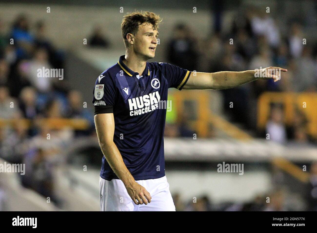 Londres, Royaume-Uni. 22 septembre 2021. Jake Cooper de Millwall est à l'avant. Carabao Cup 3e tour match, Millwall v Leicester City au Den à Londres le mercredi 22 septembre 2021. Cette image ne peut être utilisée qu'à des fins éditoriales. Utilisation éditoriale uniquement, licence requise pour une utilisation commerciale. Aucune utilisation dans les Paris, les jeux ou les publications d'un seul club/ligue/joueur. photo par Steffan Bowen/Andrew Orchard sports photographie/Alay Live news crédit: Andrew Orchard sports photographie/Alay Live News Banque D'Images