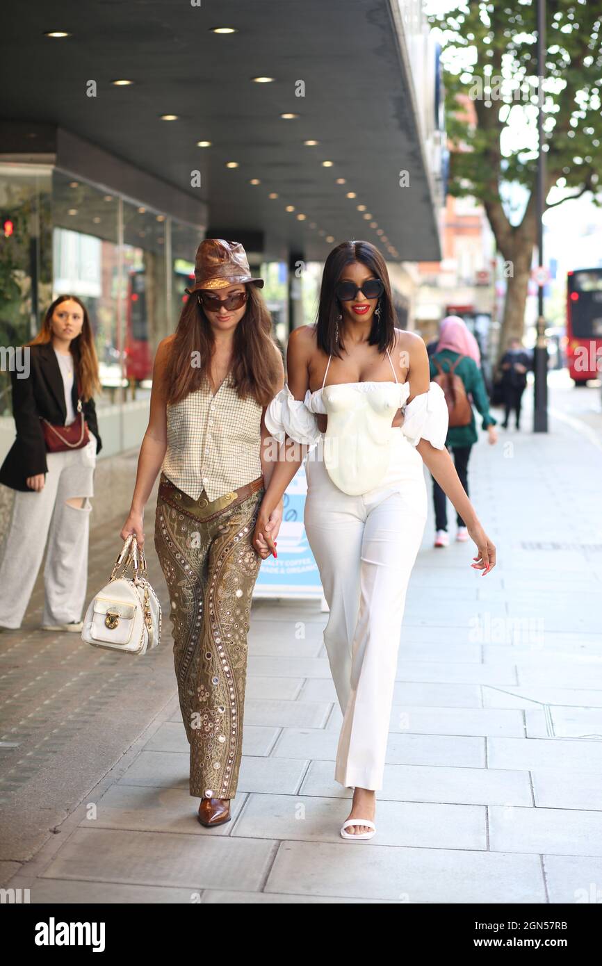 Street style London Fashion week : Printemps été 2022 Londres Royaume-Uni  Photo Stock - Alamy
