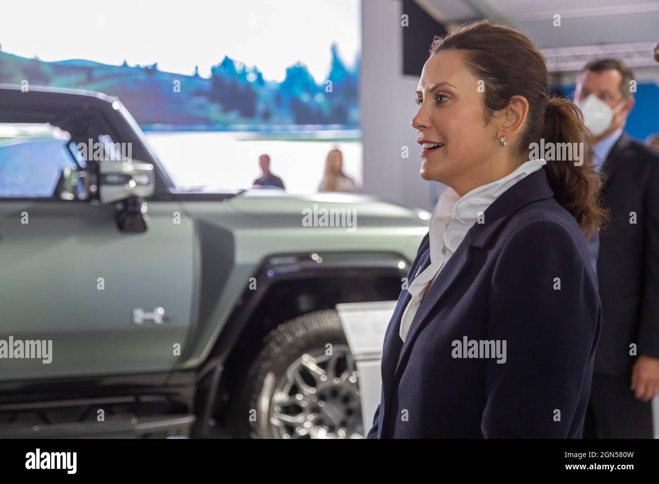 Pontiac, Michigan - Gretchen Whitmer, gouverneur du Michigan, voit le véhicule électrique Hummer de General Motors au salon automobile Motor Bella. Motor Bella est un su Banque D'Images