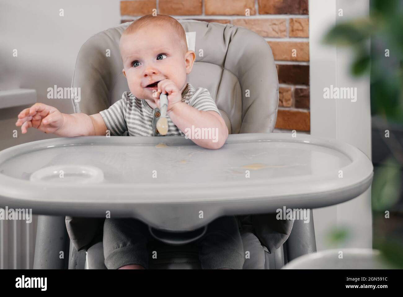 La Premiere Nourriture Pour Bebe Pure Mere Donnant Une Cuillere De Legumes Ou De Fruits Dans Le Fauteuil De Nourrissage A La Maison Enfant Mignon Essayant De Manger Par Lui Meme Soutien Sain