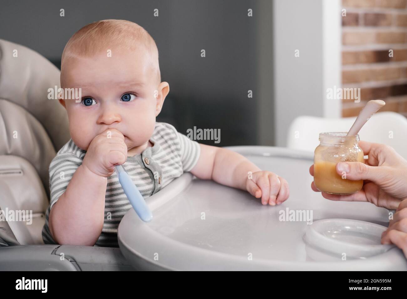 La Premiere Nourriture Pour Bebe Pure Mere Donnant Une Cuillere De Legumes Ou De Fruits Dans Le Fauteuil De Nourrissage A La Maison Enfant Mignon Essayant De Manger Par Lui Meme Soutien Sain