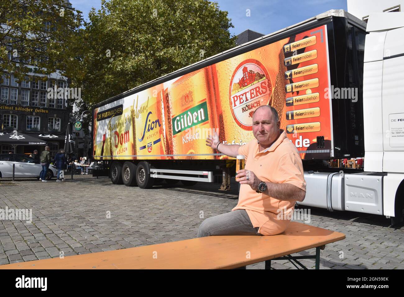 Cologne, Allemagne. 22 septembre 2021. Ralf Schlegelmilch, responsable de la société logistique « Die Feiermacher » et président de la société Willi Ostermann, présente un nouveau camion avec un compteur de 23 mètres de long. Credit: Horst Galuschka/dpa/Alay Live News Banque D'Images