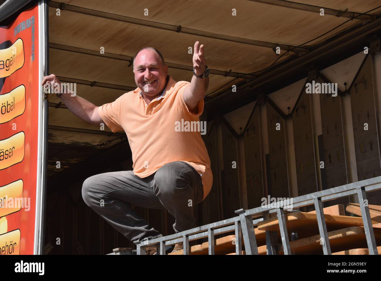 Cologne, Allemagne. 22 septembre 2021. Ralf Schlegelmilch, responsable de la société logistique « Die Feiermacher » et président de la société Willi Ostermann, présente un nouveau camion avec un compteur de 23 mètres de long. Credit: Horst Galuschka/dpa/Alay Live News Banque D'Images