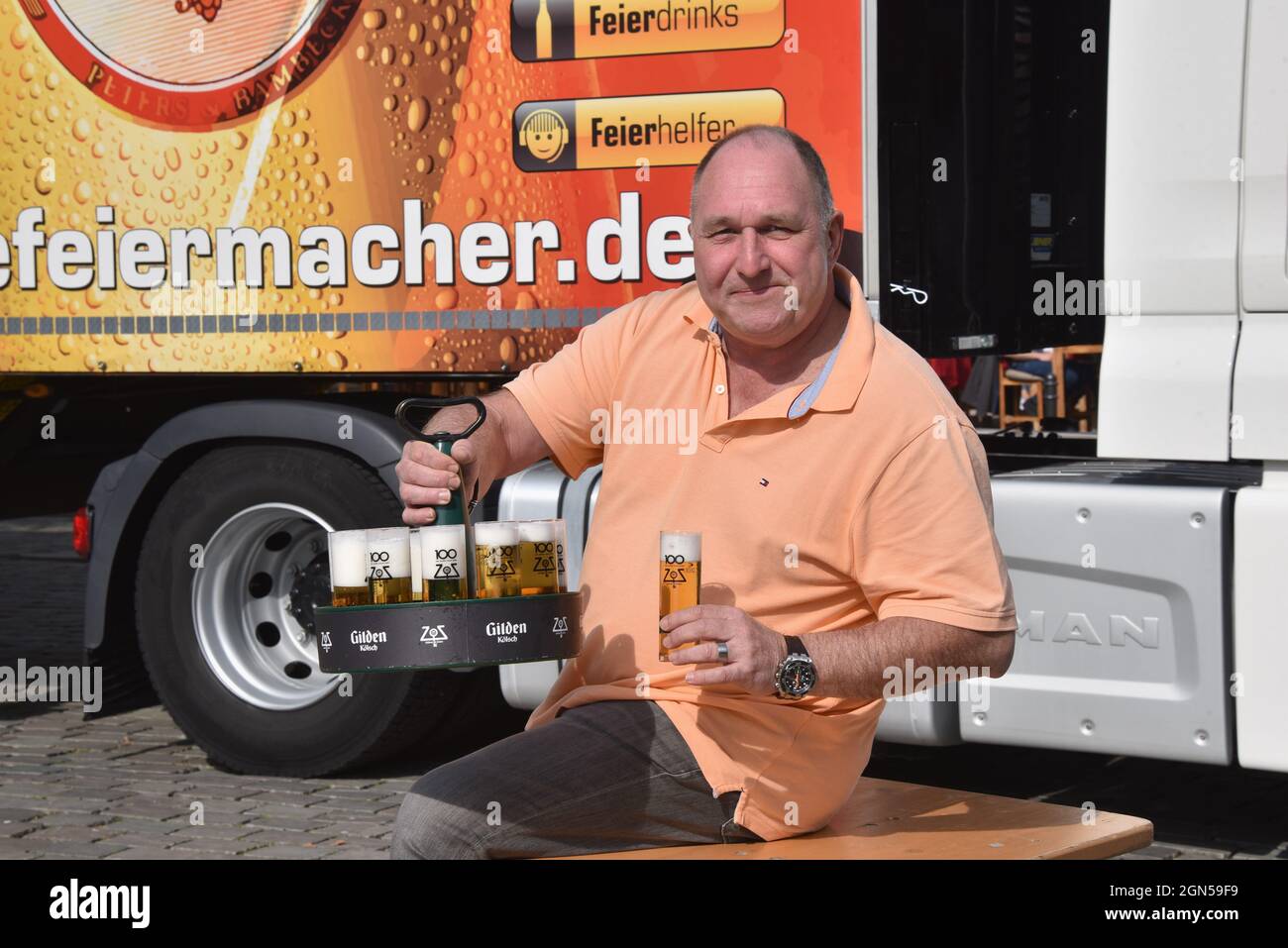 Cologne, Allemagne. 22 septembre 2021. Ralf Schlegelmilch, responsable de la société logistique « Die Feiermacher » et président de la société Willi Ostermann, présente un nouveau camion avec un compteur de 23 mètres de long. Credit: Horst Galuschka/dpa/Alay Live News Banque D'Images