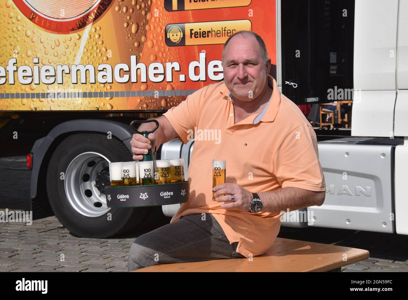 Cologne, Allemagne. 22 septembre 2021. Ralf Schlegelmilch, responsable de la société logistique « Die Feiermacher » et président de la société Willi Ostermann, présente un nouveau camion avec un compteur de 23 mètres de long. Credit: Horst Galuschka/dpa/Alay Live News Banque D'Images