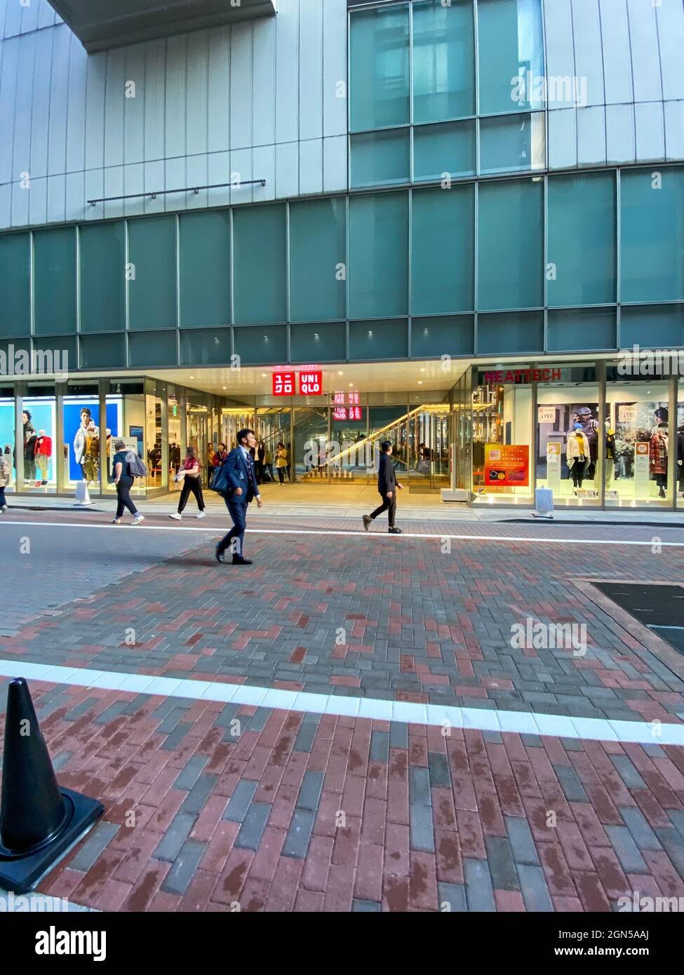 Uniqlo ginza store Banque de photographies et d'images à haute résolution -  Alamy