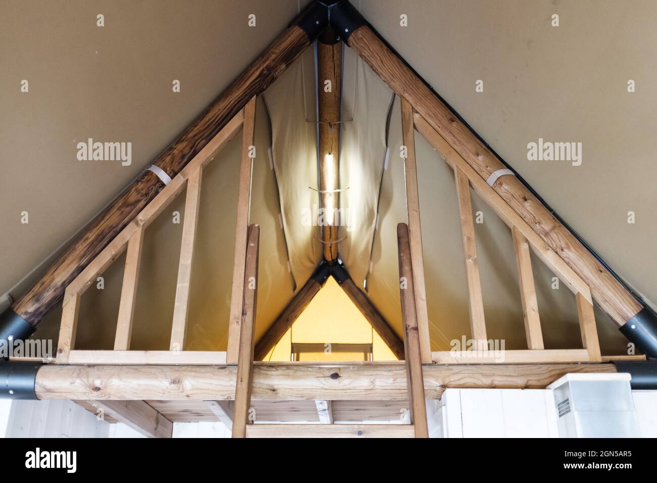 Forme triangulaire en bois sur une architecture de tente de bungalow intérieur Banque D'Images