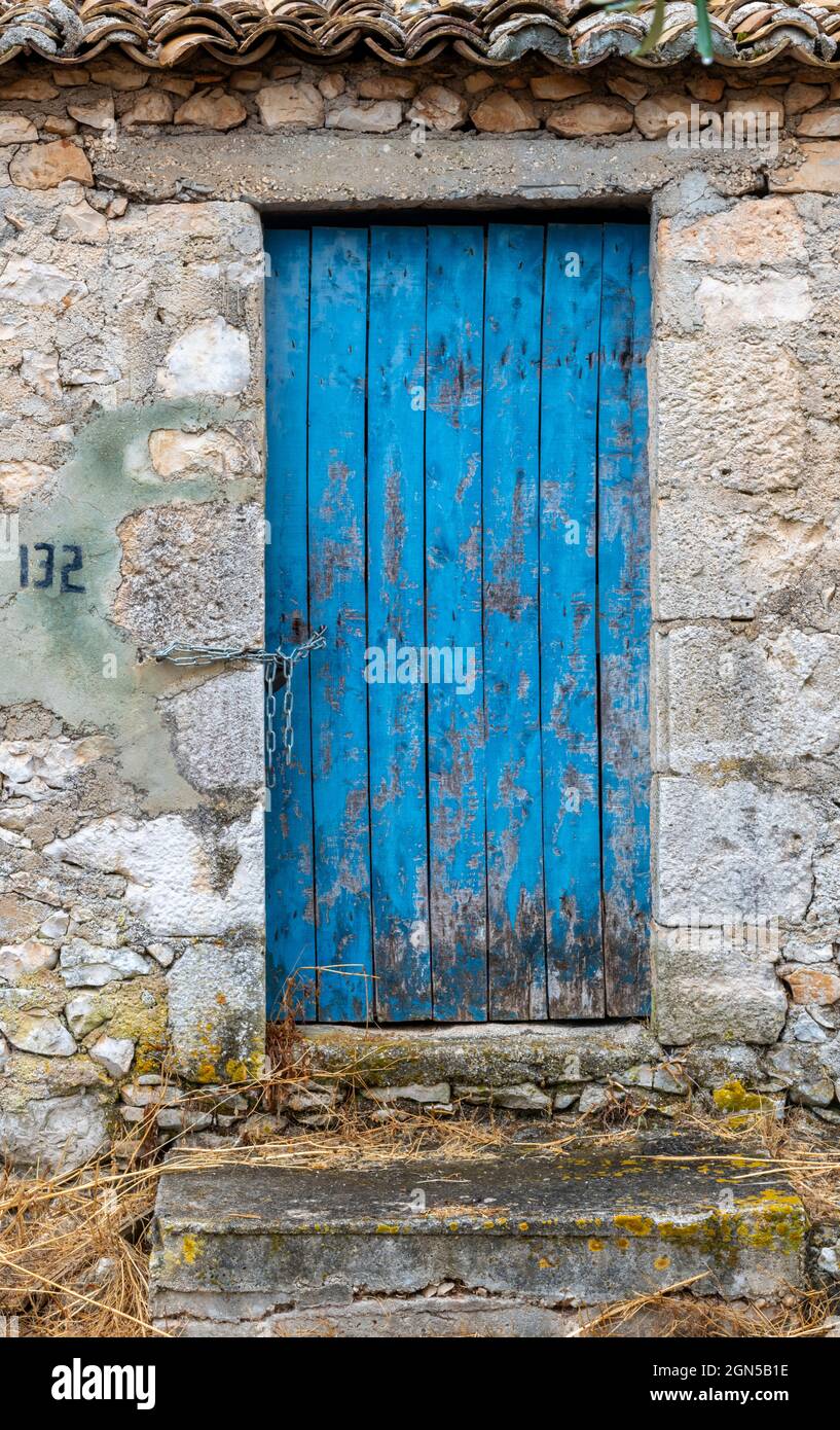 ancienne porte peinte en bois, porte de cottage peinte en bleu, porte  rustiques battue par le temps, peinture en détresse, porte chic de grange  grecque, typiquement grecque Photo Stock - Alamy