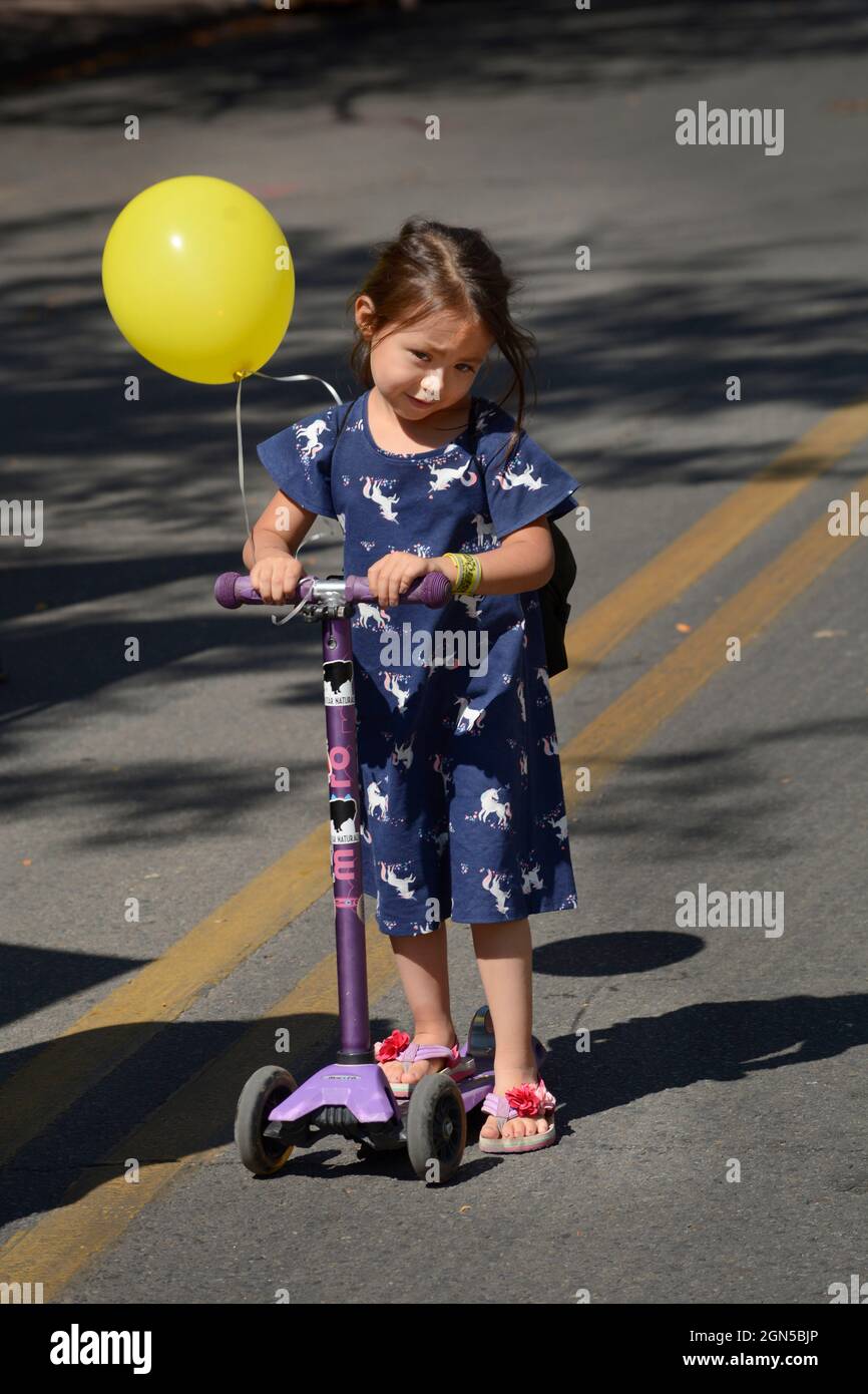 Une jeune fille prend le scooter de son enfant au festival annuel Fiesta de Santa  Fe, au Nouveau-Mexique Photo Stock - Alamy